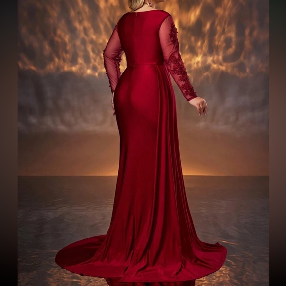 Elegant Burgundy Lace Evening Gown - Picture 5 of 7